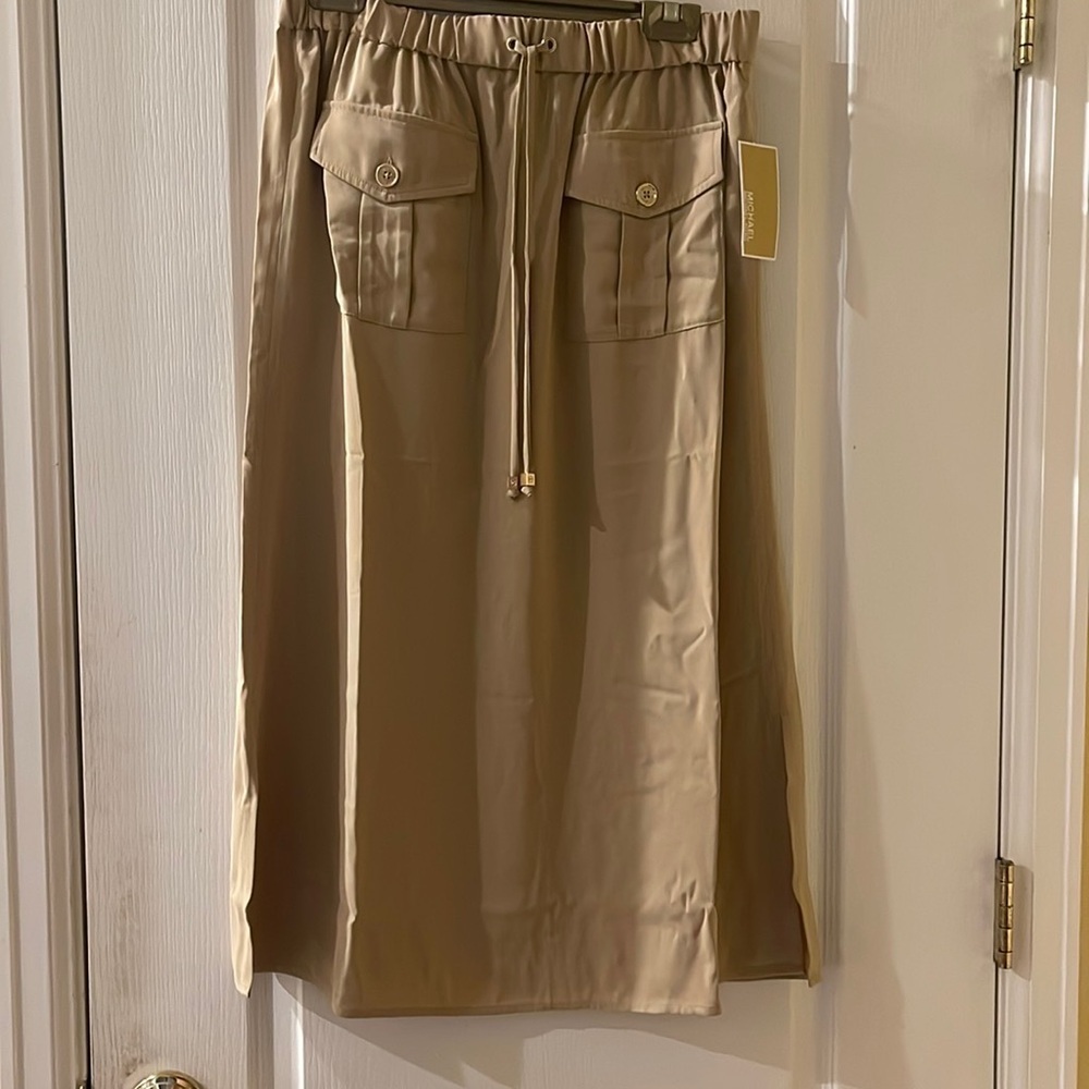 Super cute. Perfect for the summer tan long skirt, elastic waist front pockets